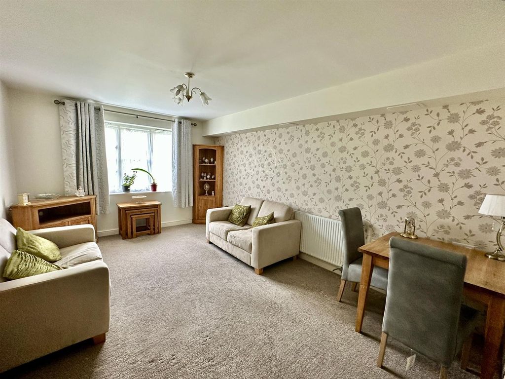Property photo 2 of 10 3Bec8ba9-704A-4451-806B-000606565Df5.Jpg