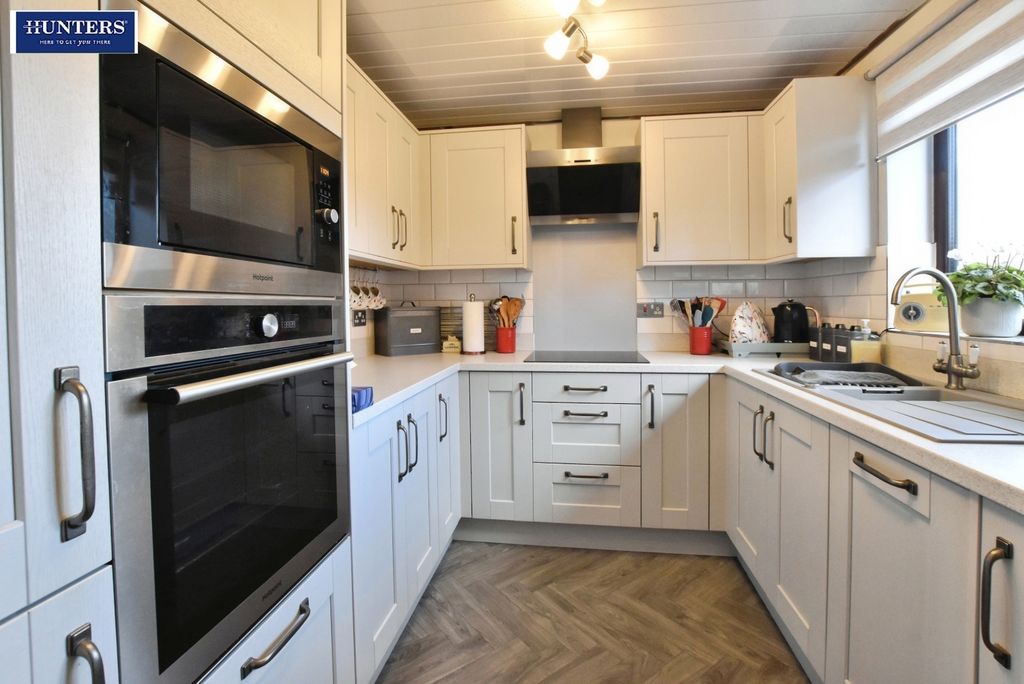 Property photo 3 of 21 Kitchen