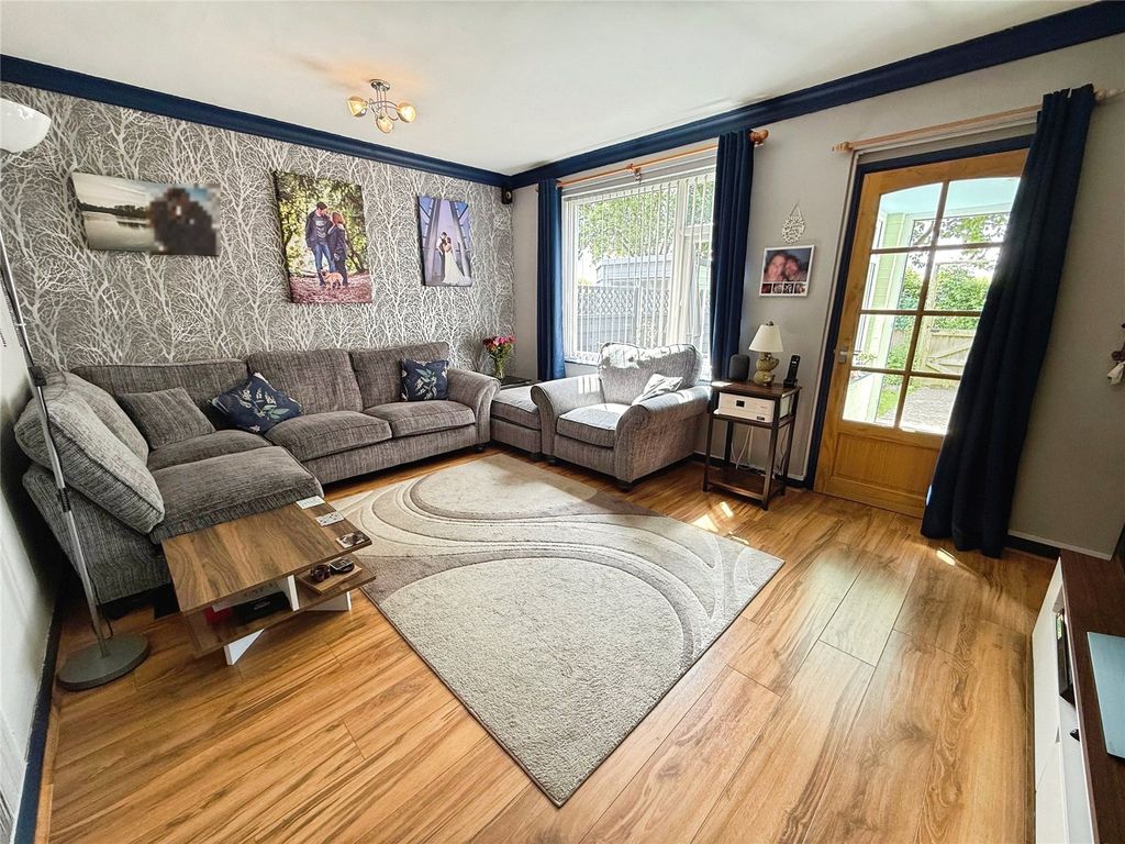 Property photo 2 of 18 Lounge