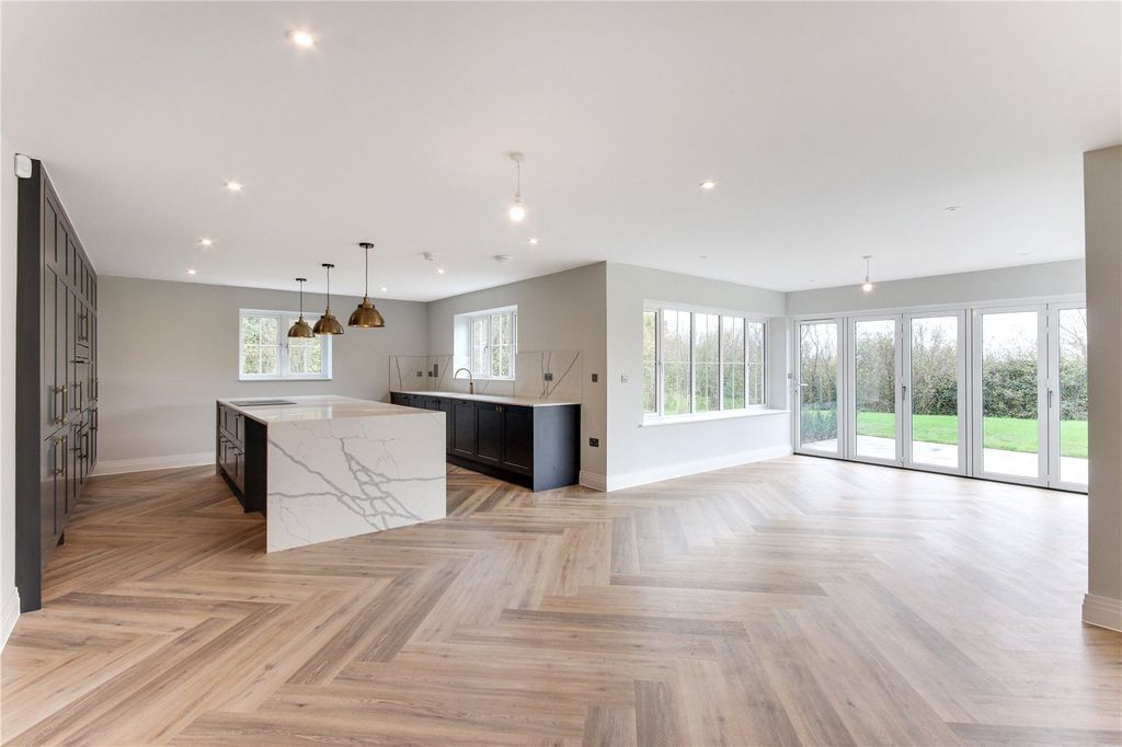 Property photo 2 of 16 Cromwell Kitchen/Din