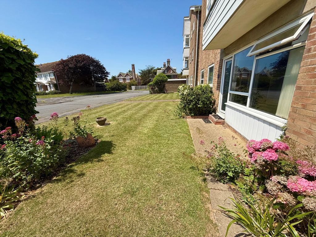 Property photo 2 of 20 17 The Martlets Side Garden