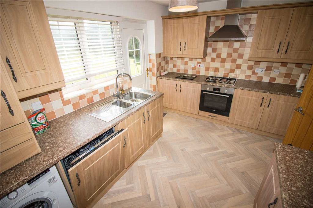 Property photo 3 of 7 Kitchen