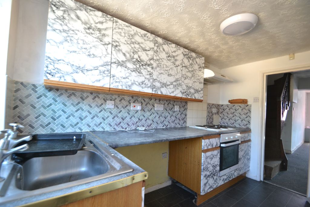 Property photo 3 of 12 Kitchen