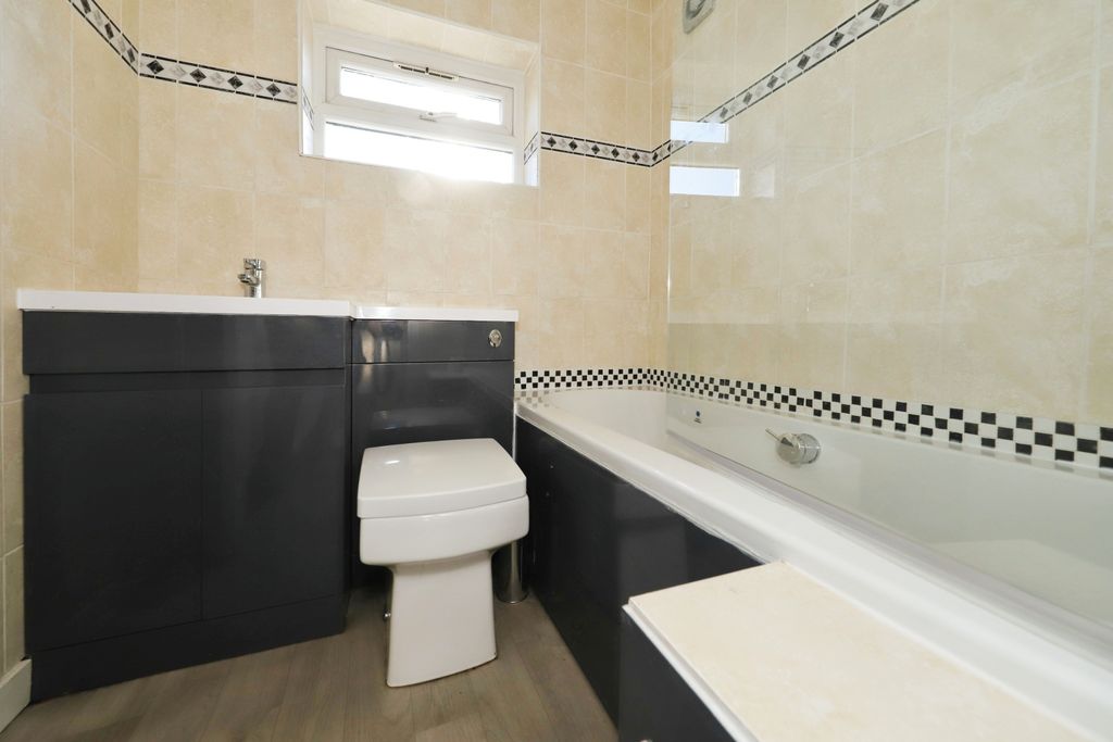 Property photo 3 of 13 Bathroom / W.C.