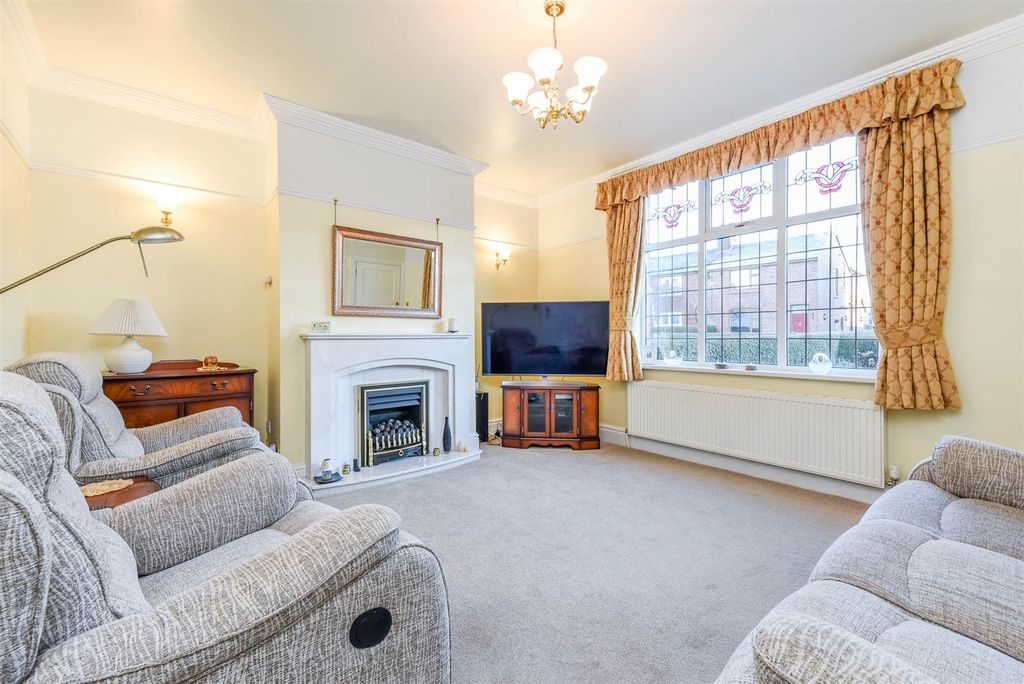 Property photo 2 of 27 Lounge