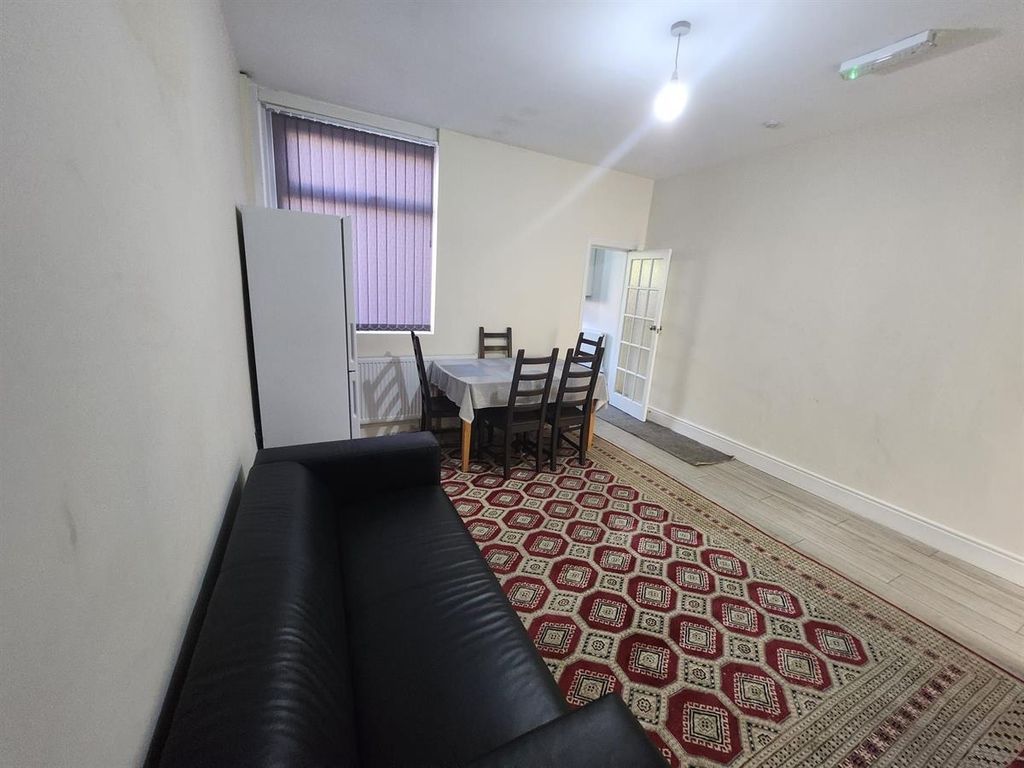 Property photo 3 of 15 Bright Communal Living Room With A Long Sofa, Dini...