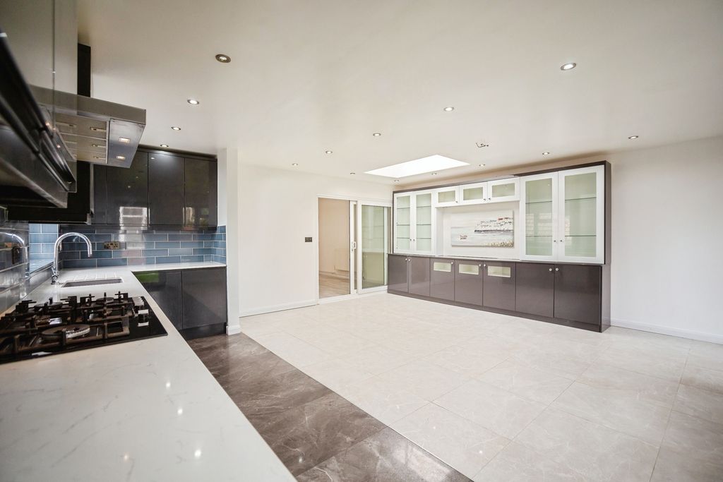 Property photo 3 of 17 Photo