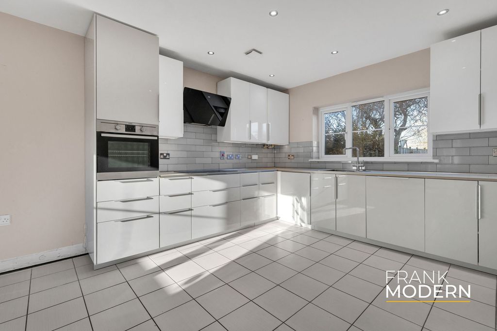 Property photo 2 of 34 Kitchen / Diner