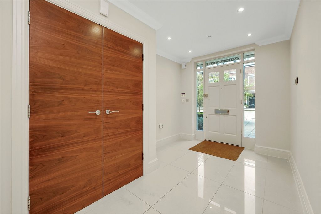 Property photo 3 of 12 Entrance Hall