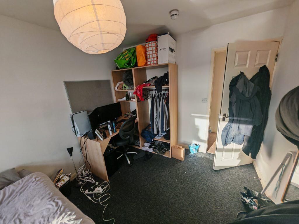 Property photo 1 of 13 Bright Bedroom With Integrated Desk And Storage...