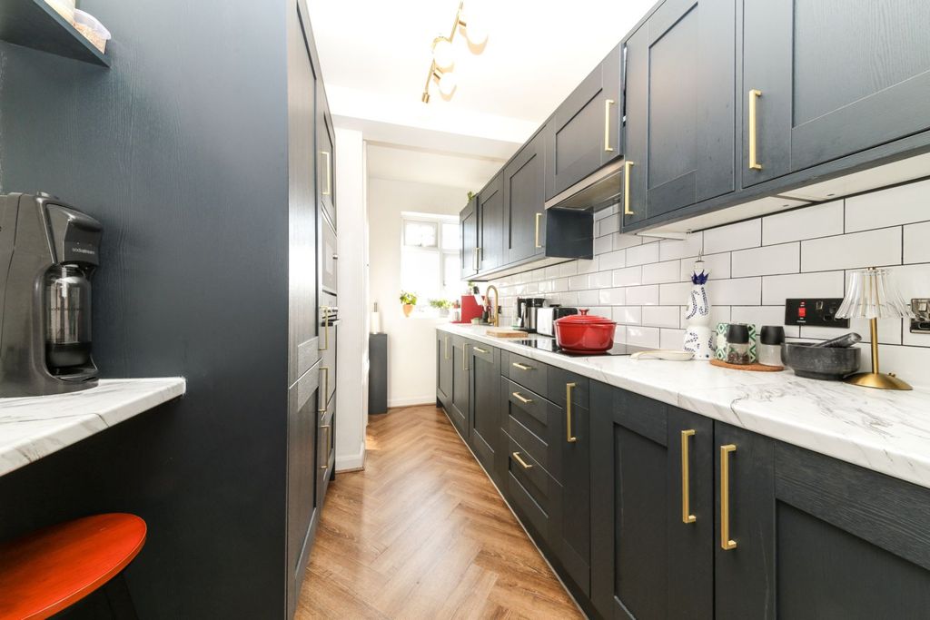 Property photo 2 of 6 Kitchen