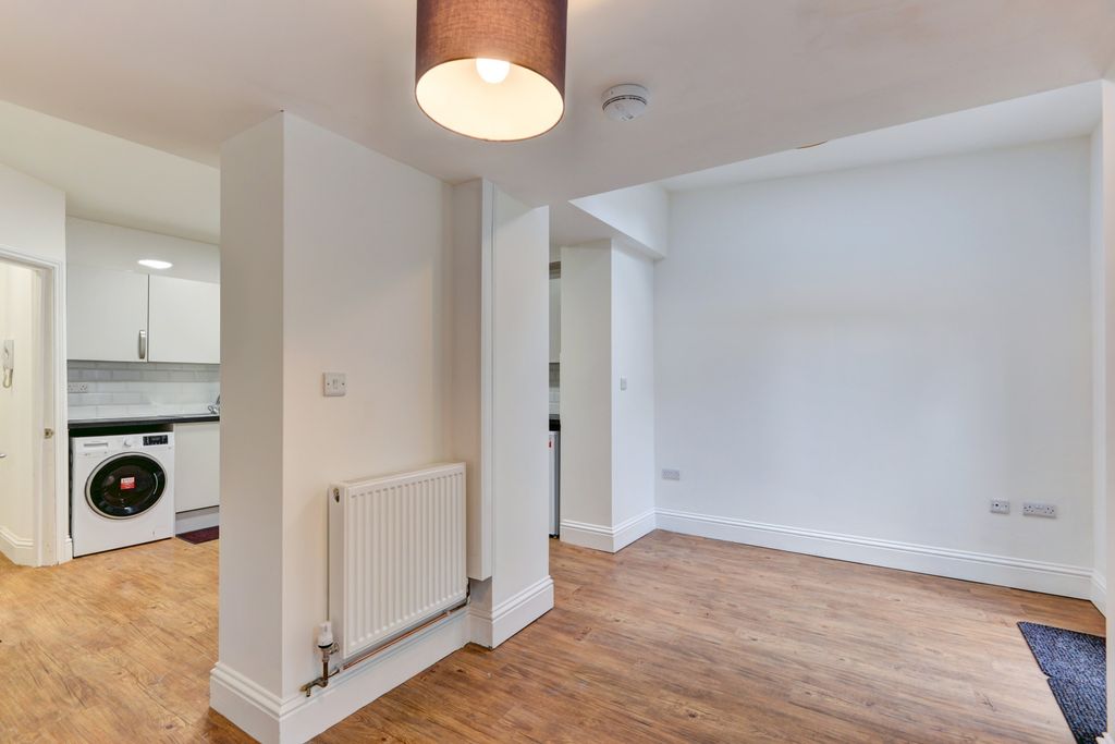 Property photo 1 of 11 Bright And Spacious Living Room With Plenty Of Nat...