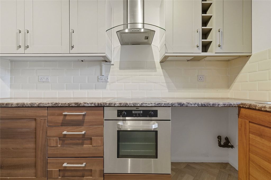 Property photo 3 of 10 Fitted Kitchen