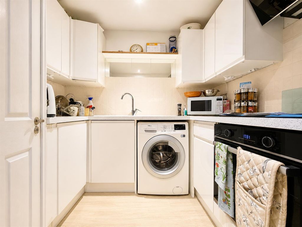 Property photo 2 of 16 Fitted Kitchen