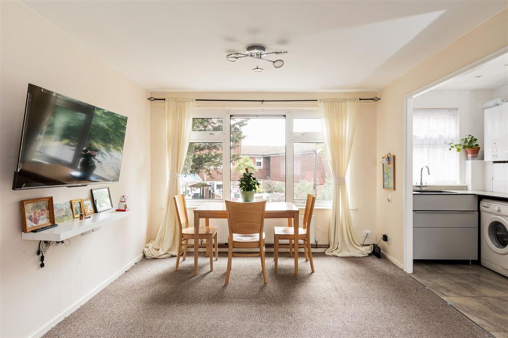 Property photo 1 of 17 Mulberry Way, Ig6