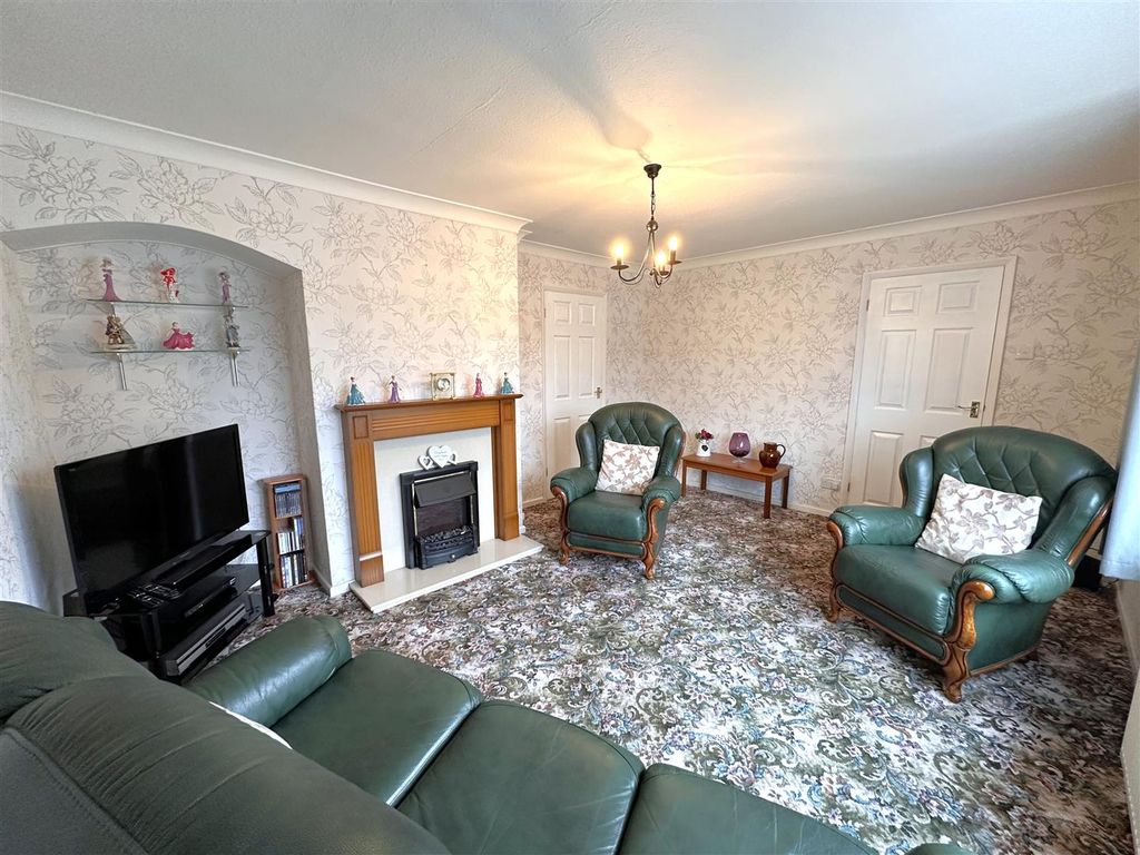 Property photo 2 of 20 Spacious Lounge 285