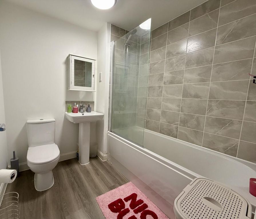 Property photo 3 of 9 Bathroom