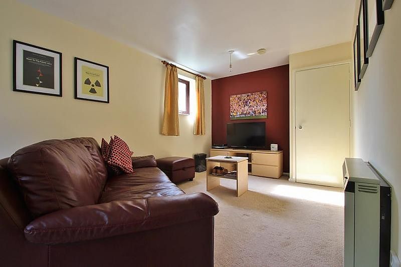 Property photo 3 of 6 Lounge