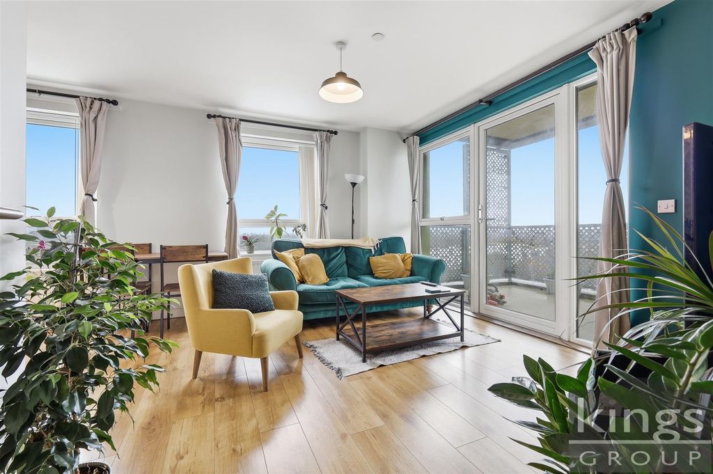 Property photo 1 of 11 Living Room