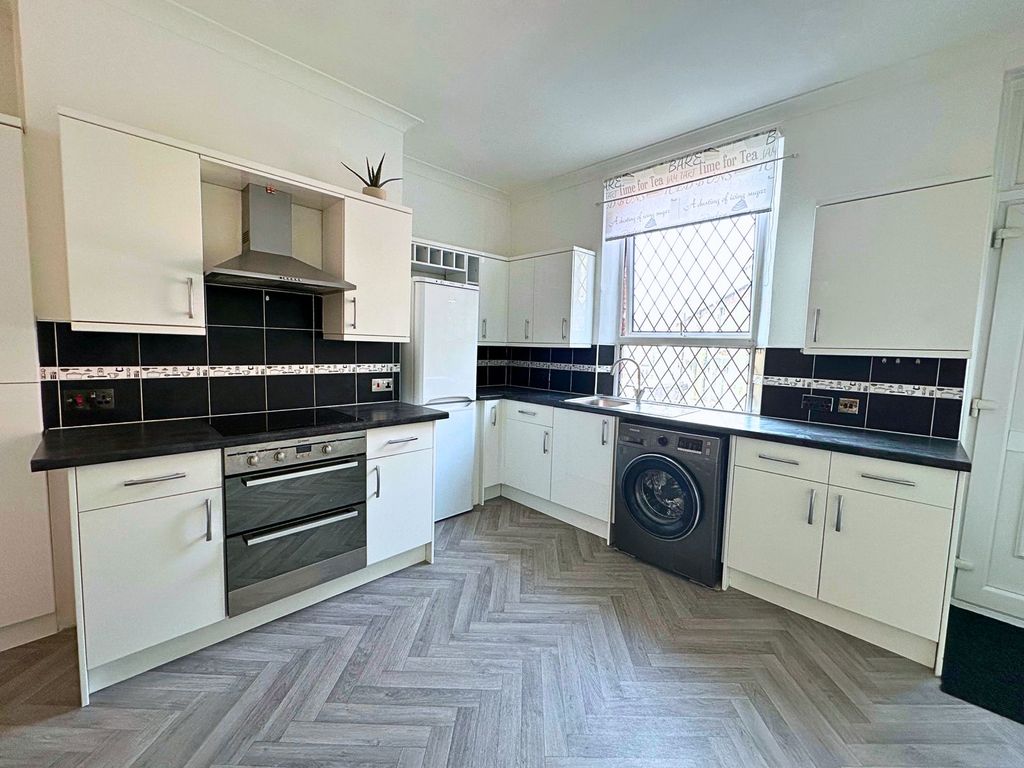 Property photo 1 of 13 458 Doncaster Rd, Stairfoot, Barnsley, S70 3Ey