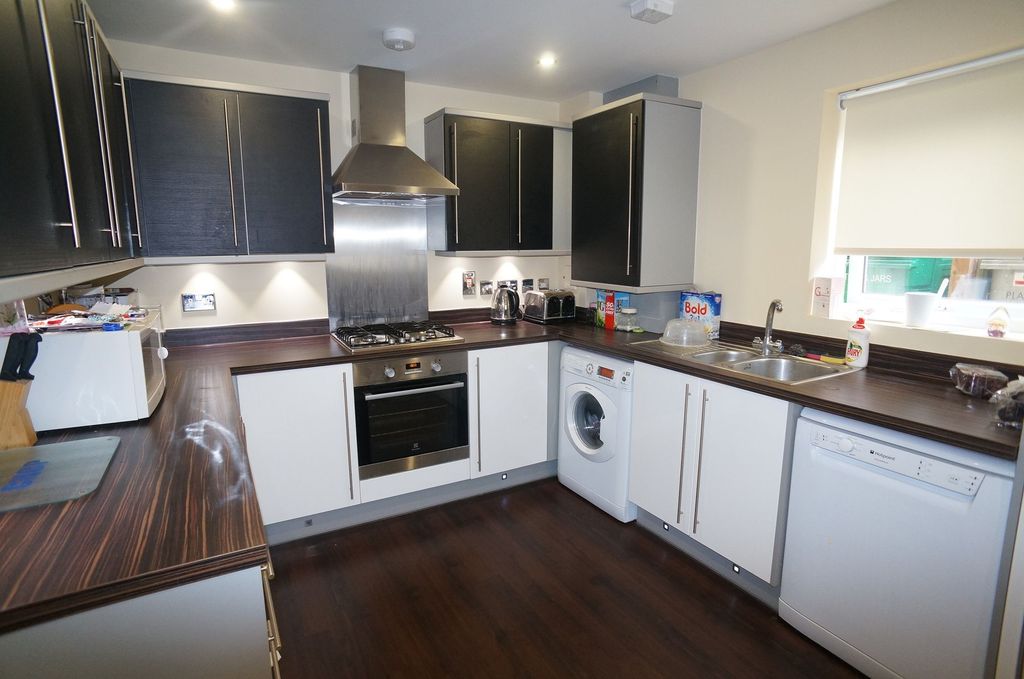 Property photo 2 of 7 Kitchen