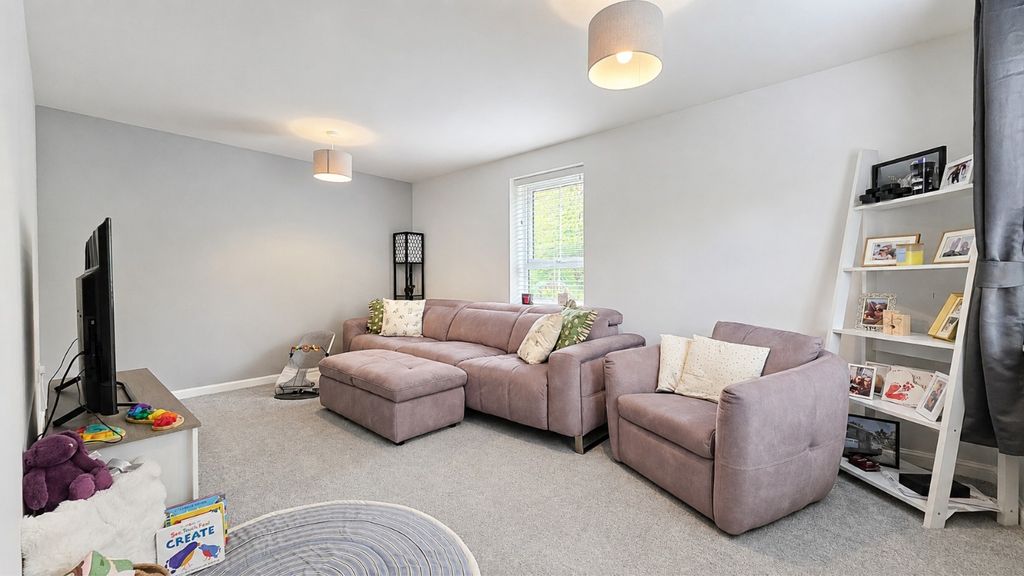 Property photo 2 of 16 5174475