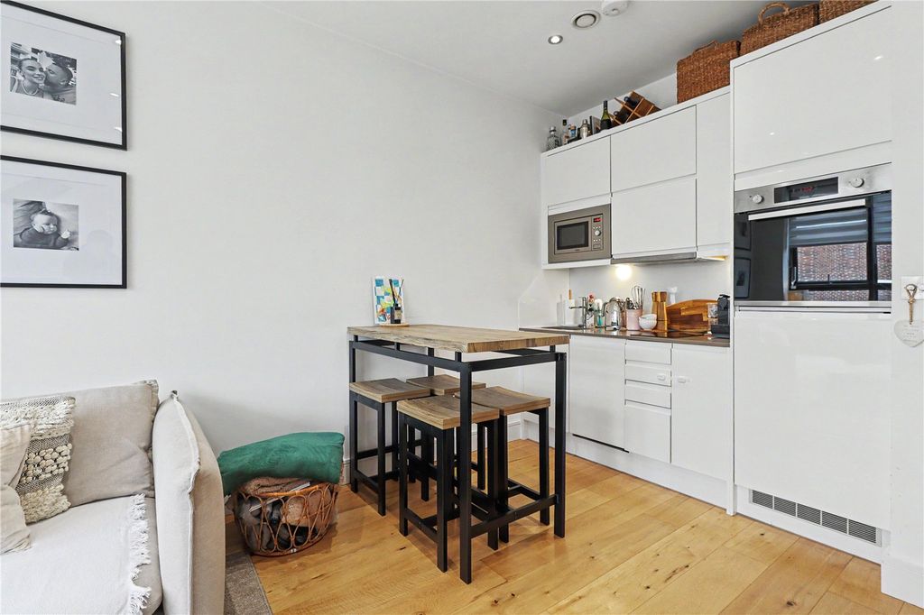Property photo 3 of 11 Kitchen