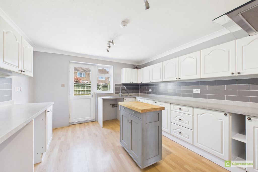 Property photo 3 of 11 Cam02528G0-Pr0457-Still008