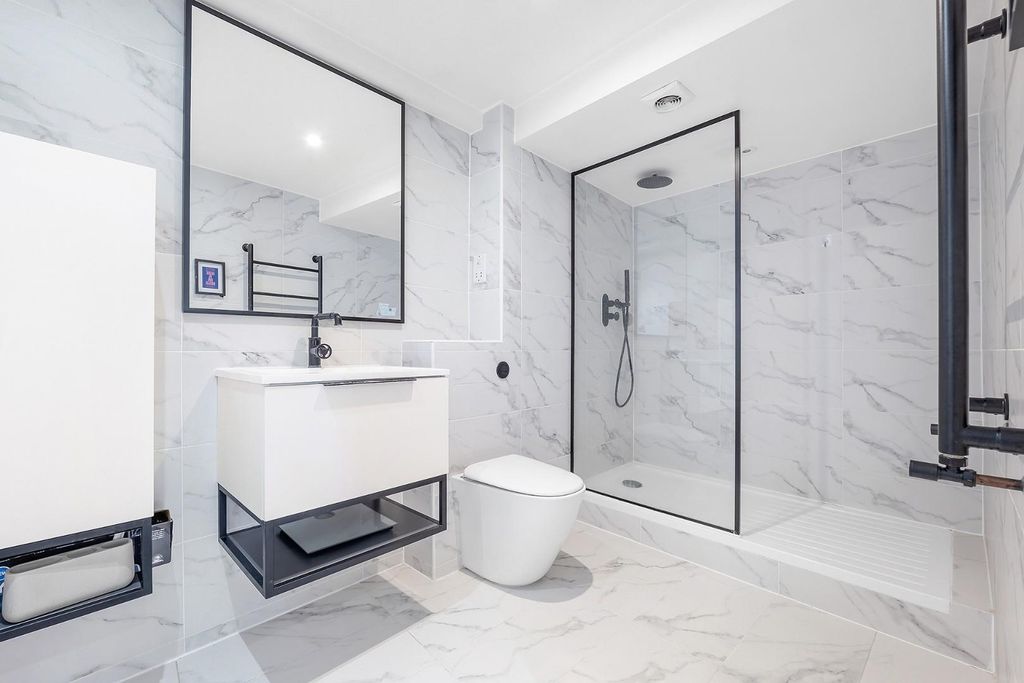 Property photo 3 of 11 Bathroom (2).Jpg