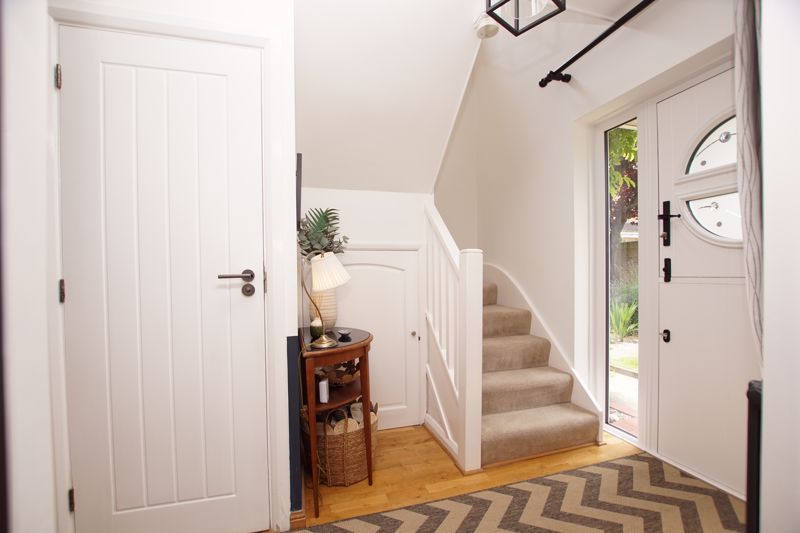 Property photo 3 of 26 Entrance Hall