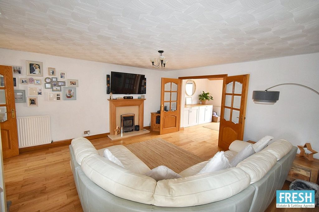 Property photo 3 of 32