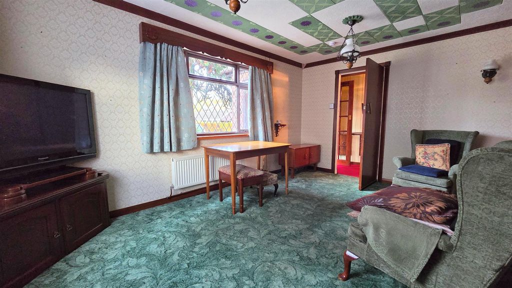 Property photo 2 of 11 Lounge