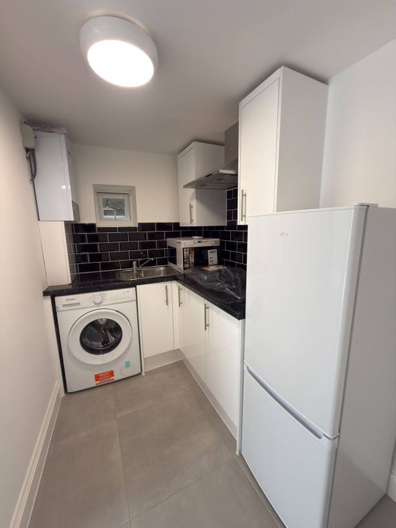 Property photo 1 of 5 Small Size Studio Flat With Seperate Kitchen- Â£1300 Inclusive Bills