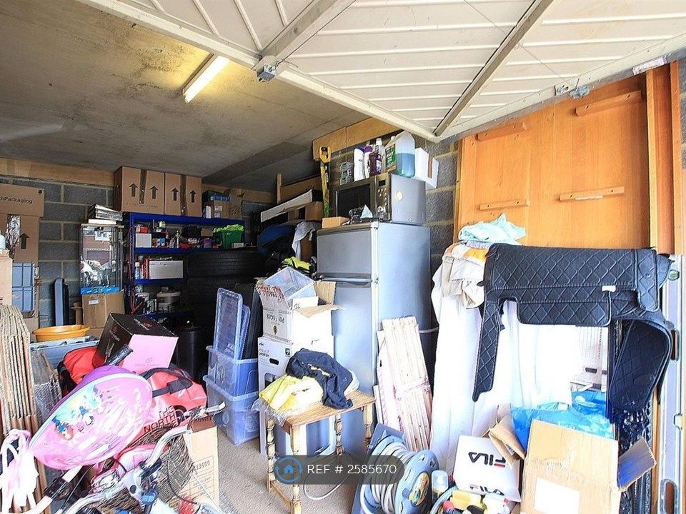 Property photo 2 of 7 Garage