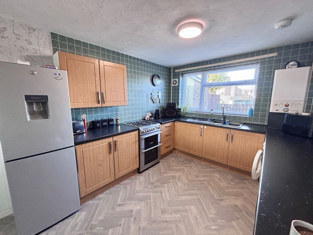 Property photo 2 of 11 Kitchen