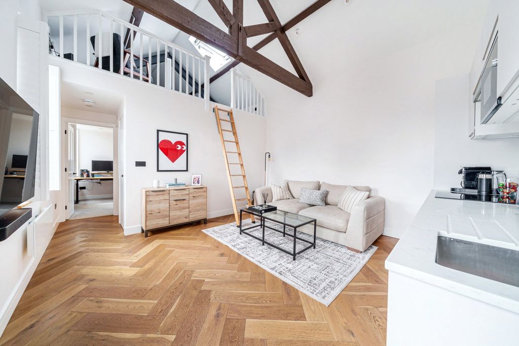 Property photo 1 of 11 Livingroom