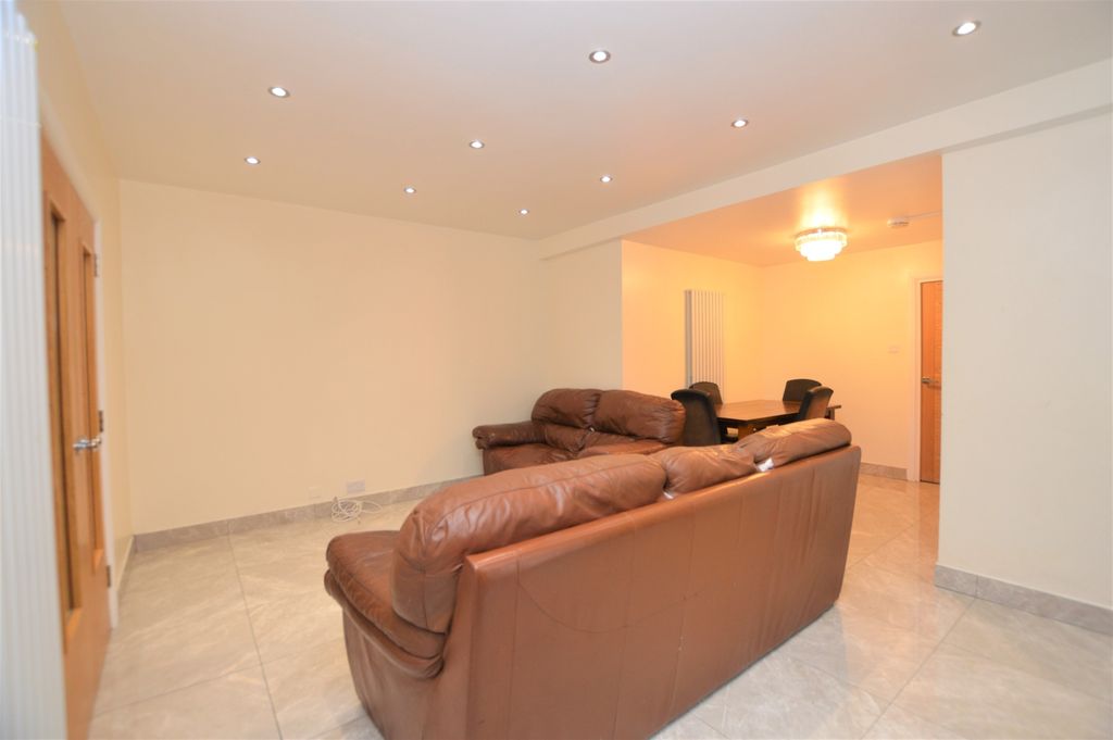 Property photo 3 of 11 Lounge Edit