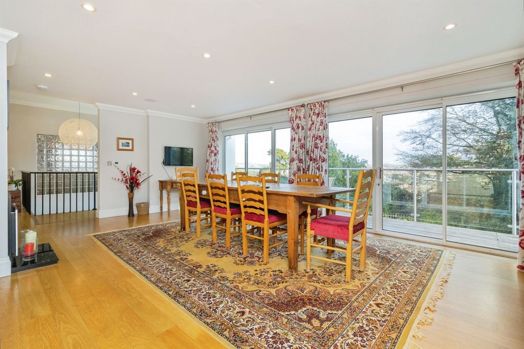 Property photo 3 of 32