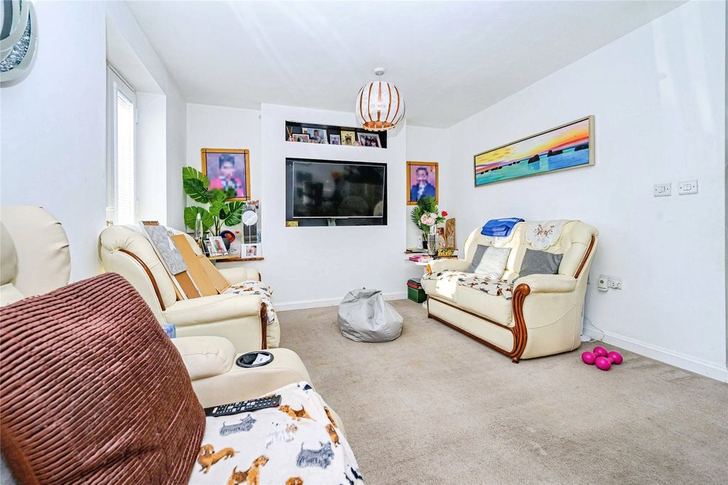 Property photo 3 of 18 Lounge