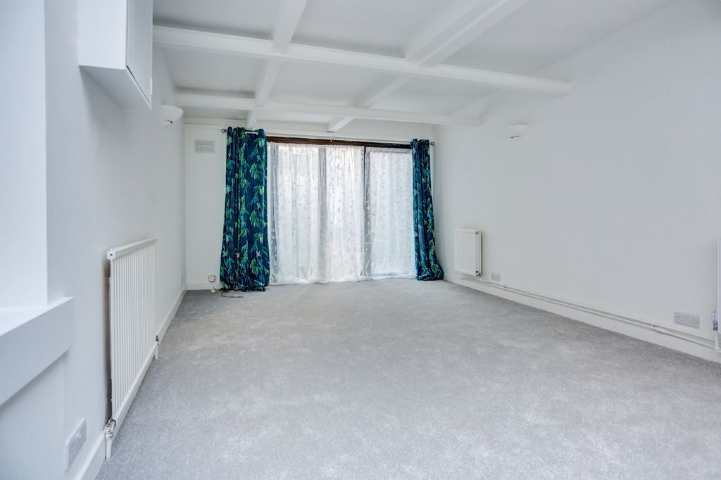 Property photo 2 of 13 Livingarea