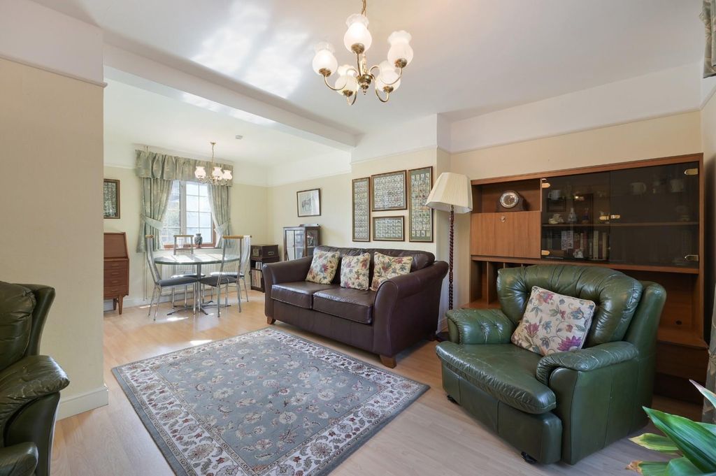Property photo 2 of 16 Downland Close (5).Jpg