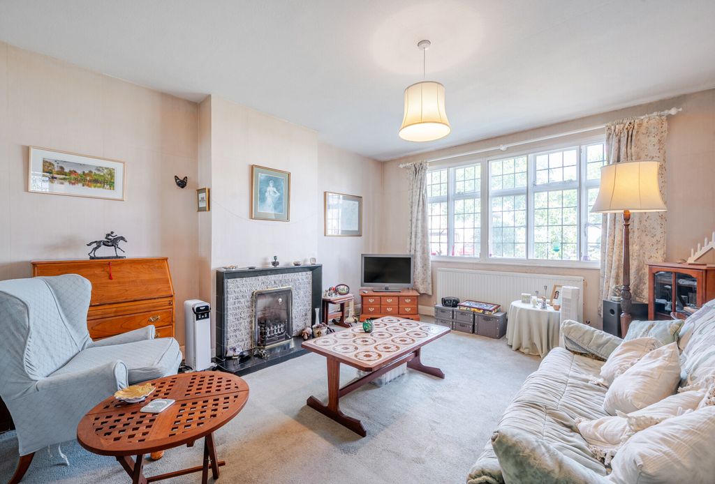 Property photo 3 of 13 1324805-19-686Fe1...
