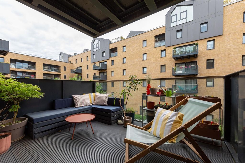 Property photo 2 of 29 Champness Close, E17