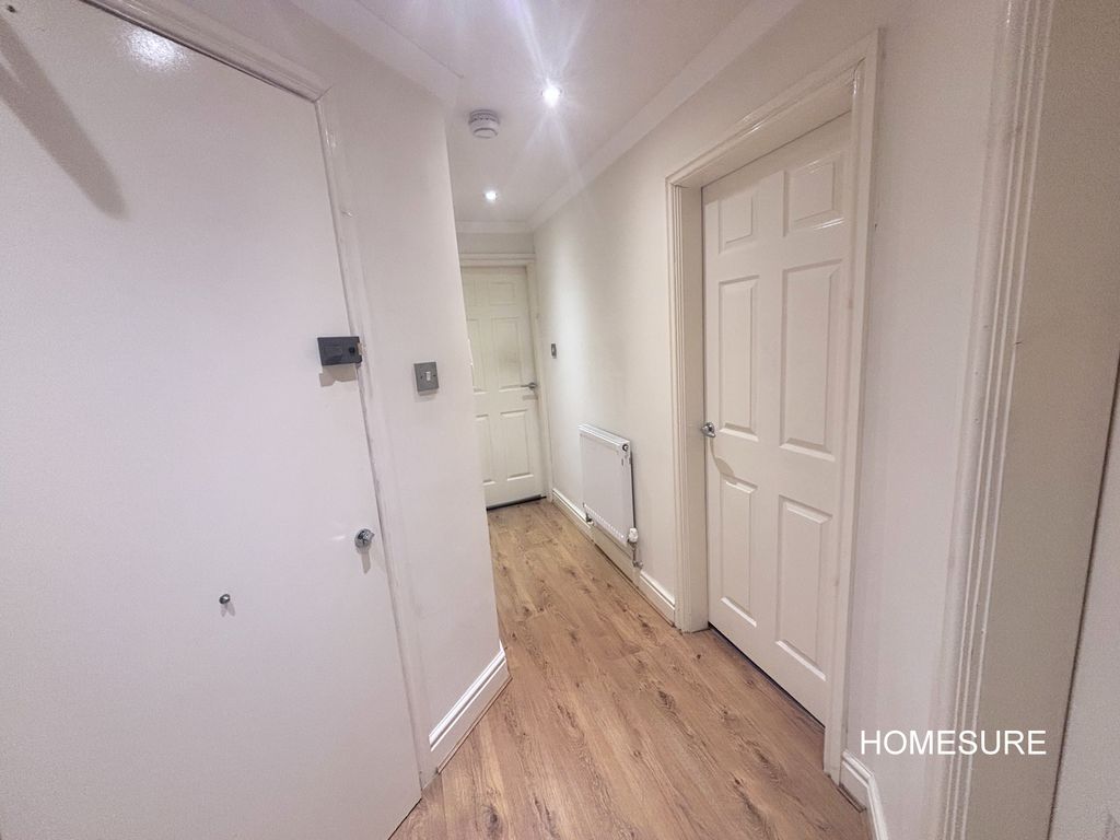 Property photo 3 of 7 Hall