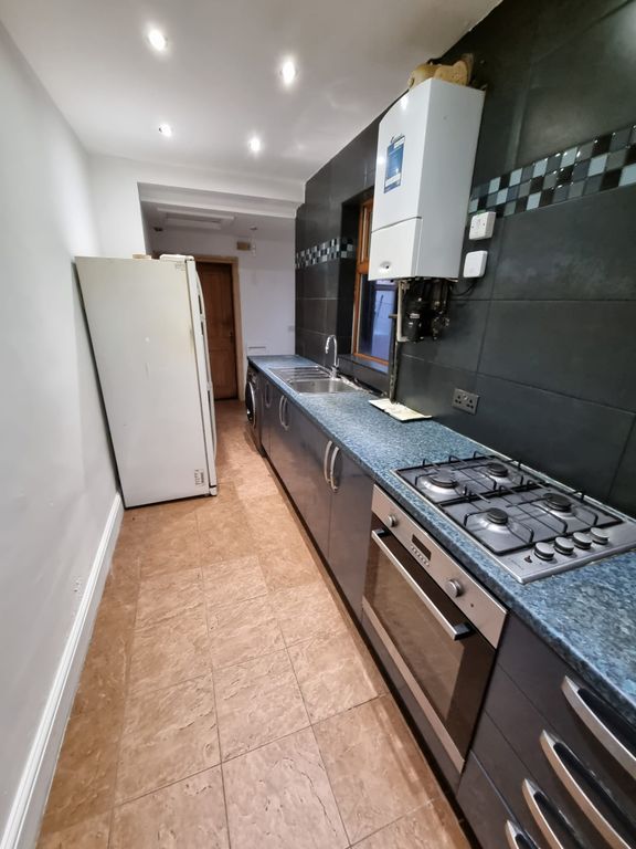 Property photo 3 of 7 Kitchen