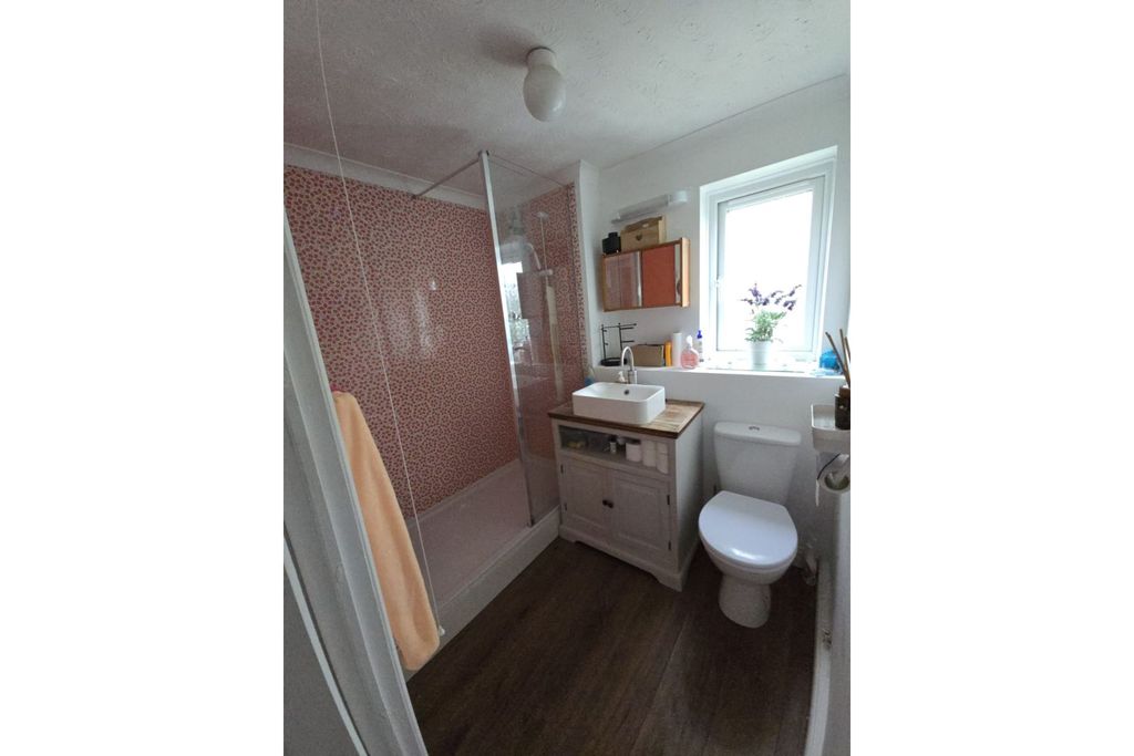 Property photo 3 of 8 Bathroom