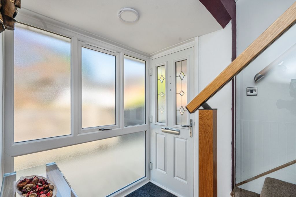 Property photo 3 of 15 Entrance Hallway