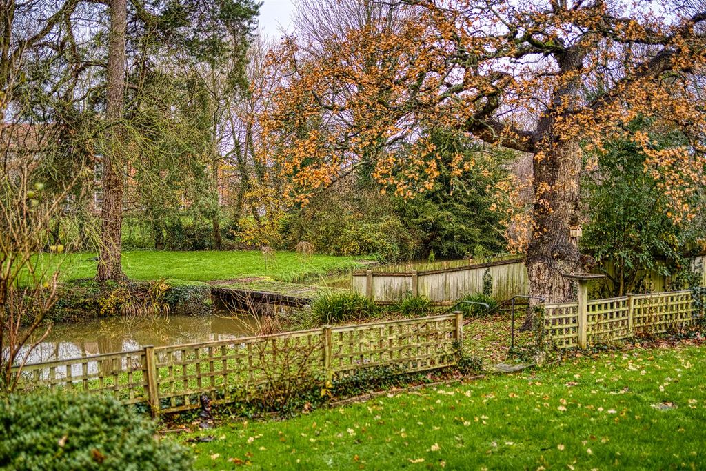 Property photo 2 of 11 Garden