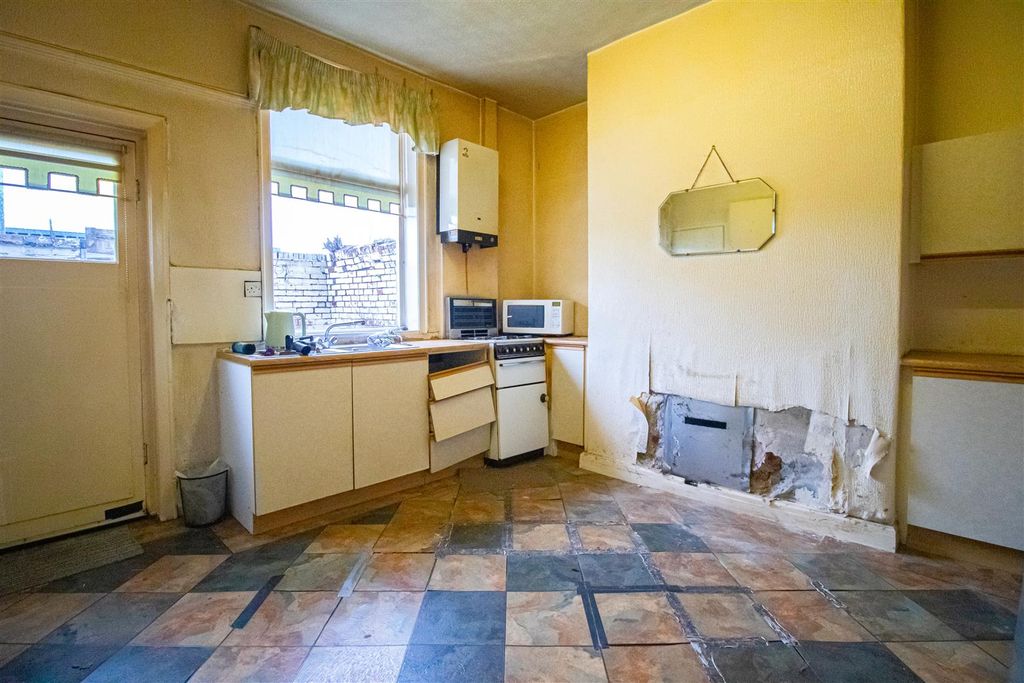 Property photo 3 of 8 Kitchen