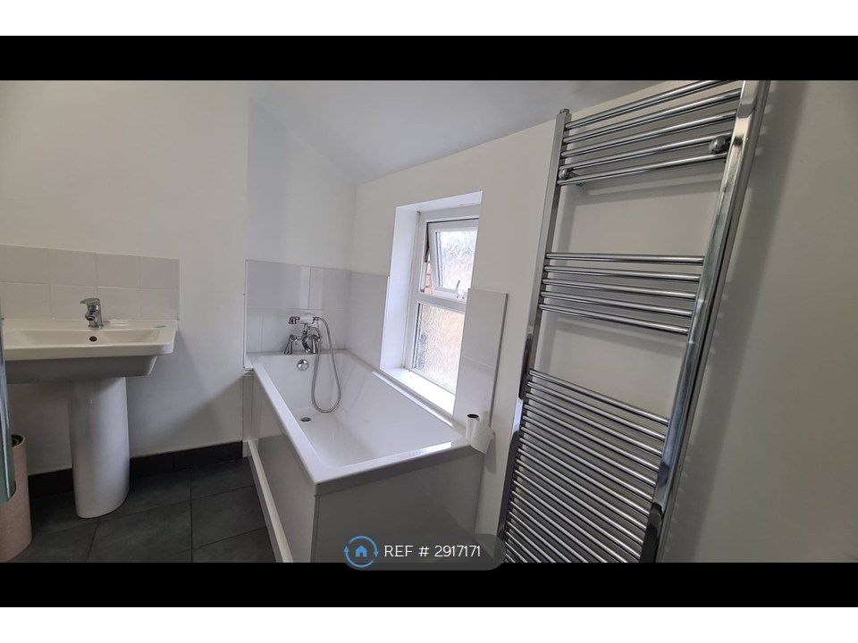 Property photo 2 of 11 Bathroom 1
